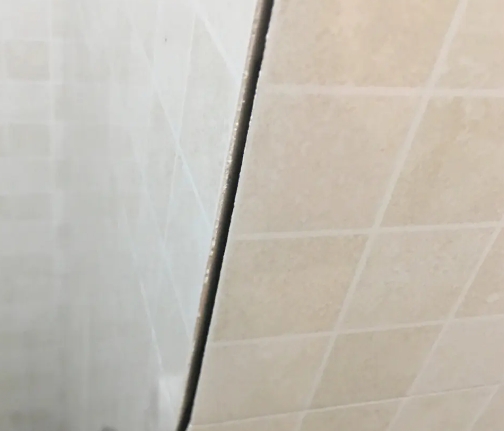 万荣瓷砖空鼓维修公司分享阳台瓷砖脱落的修复过程可以分为以下几个步骤